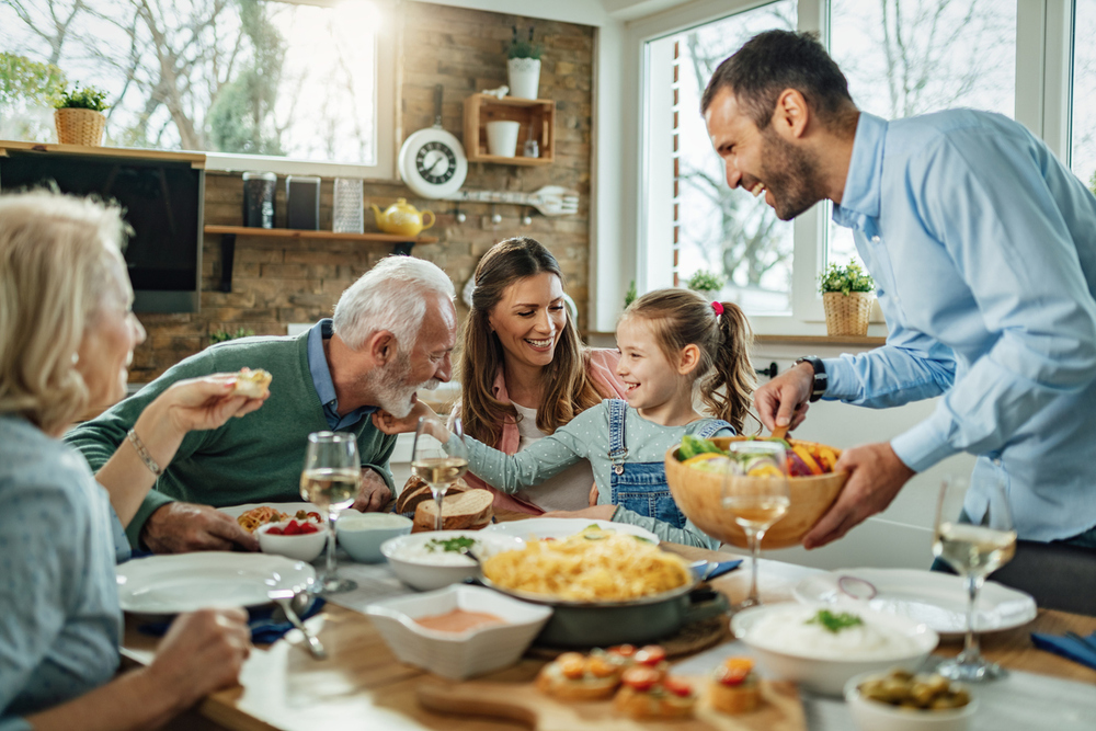 Fröhliche Familie beim Essen. / iStock/drazen_zigic, Drazen Zigic Fröhliche Familie beim Essen.